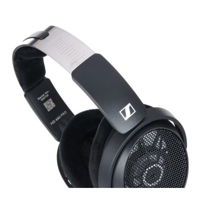 auscultadores pretos Sennheiser HD 580 PRO abertos com grelha metálica