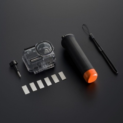 Conjunto de acessórios para câmara com caixa impermeável, parafuso, empunhadura preta com ponta laranja e correia preta