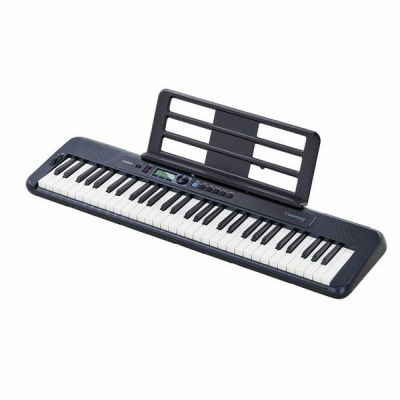 Teclado musical digital preto com 61 teclas e suporte para partituras
