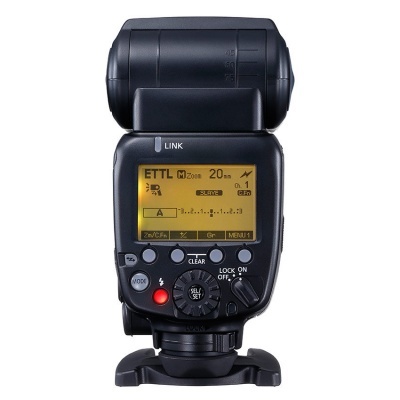 Flash externo para câmera em preto com visor digital e botões visíveis.