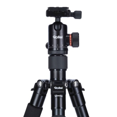 Tripé preto Rollei com cabeça esférica e botões de aperto