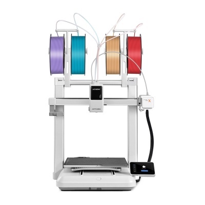 Impressora 3D branca Anycubic com quatro bobinas de filamento colorido