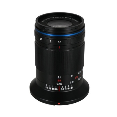 Objetiva fotográfica preta com anel azul e marcações de valores em branco e vermelho