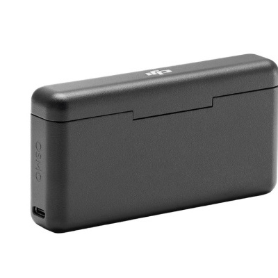 Estojo preto retangular com textura mate e porta USB com inscrição OSMO