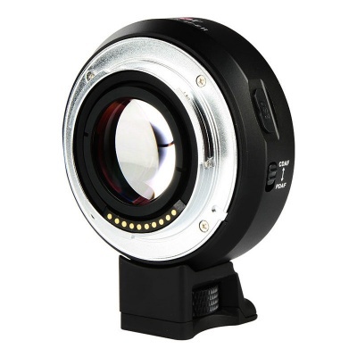 Adaptador de objetiva fotográfica preto com metal prateado e contatos dourados