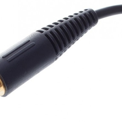 Conector de áudio jack 3,5 mm preto e dourado