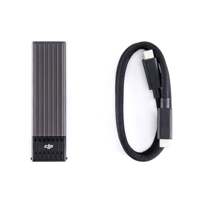 Disco rígido externo cinzento e cabo USB tipo-C preto com revestimento trançado