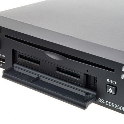 Leitor de CD Tascam SS-CDR250N com painel preto e ecrã LCD azul