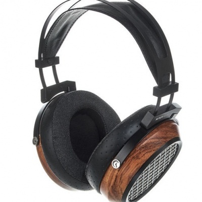 Auscultadores de madeira com almofadas pretas e estrutura metálica