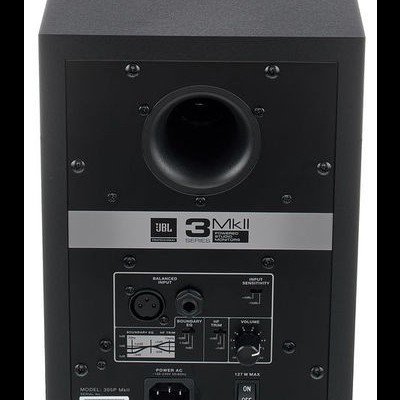Monitor de áudio JBL 3 Series MKII preto com botões e entradas na parte traseira
