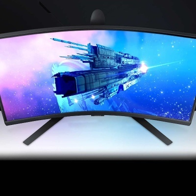 Monitor curvo preto exibindo nave espacial em tons de azul e roxo