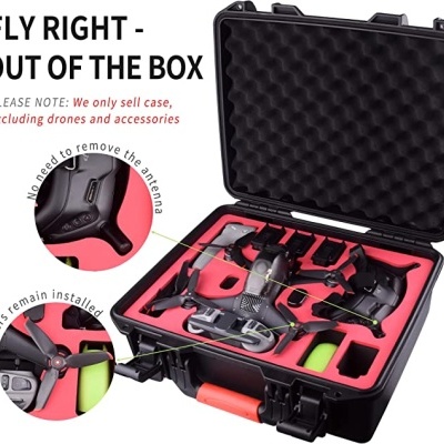 Mala rígida preta aberta com interior vermelho e drone dentro