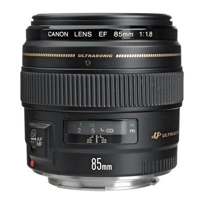 Objetiva Canon Lens EF 85mm 1:1.8 preta com detalhes dourados e botões de ajuste