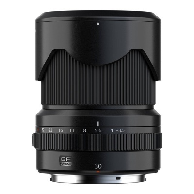 Objetiva fotográfica FujiFilm GF preta com anéis de ajuste e números de diafragma.