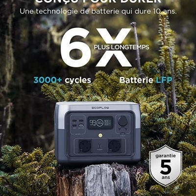 Gerador portátil cinza escuro sobre tronco de árvore na natureza com texto em francês sobre bateria duradoura