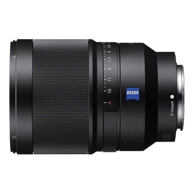 Objetiva fotográfica ZEISS preta com montagem E-mount e escala de abertura visível.