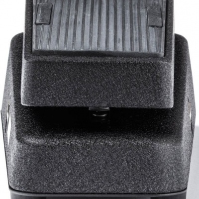 Pedal de efeito preto com superfície estriada e textura rugosa