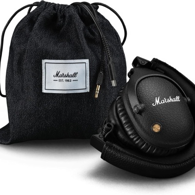 Auriculares Marshall pretos com saco preto