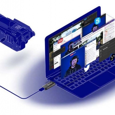 Câmara de vídeo azul ligada a portátil azul exibindo múltiplas janelas de software