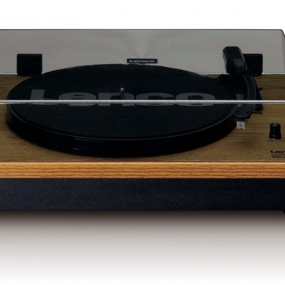 Sistema de som com gira-discos e dois altifalantes em madeira clara e preto