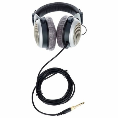Auscultadores cinzentos com cabo preto e ficha dourada