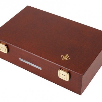 Caixa de madeira castanha com fechos dourados e emblema dourado