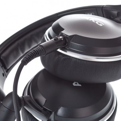 Auscultadores AKG preto e cinza com cabo e almofadas acolchoadas.