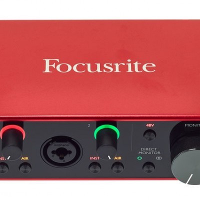 Interface de áudio Focusrite Scarlett 2i2 vermelha com botões e saídas frontais