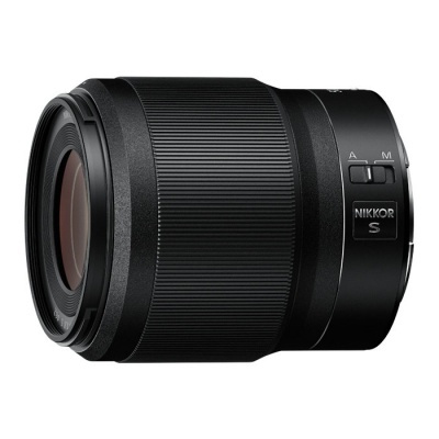 Objetiva fotográfica preta com detalhe de interruptor A M e marca NIKKOR S