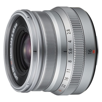 Objetiva fotográfica prateada 16mm f/2.8 com marcações de abertura