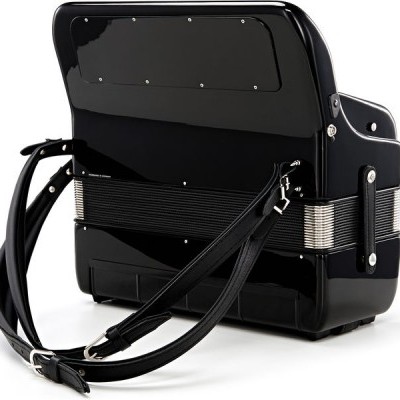 Mala preta brilhante com tiras de couro e faixa prateada