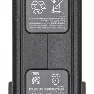 Bateria preta de íon de lítio com etiquetas e símbolos de reciclagem