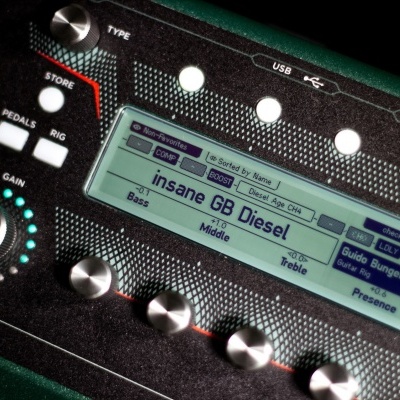 painel de equipamento áudio com ecrã digital e botões prateados