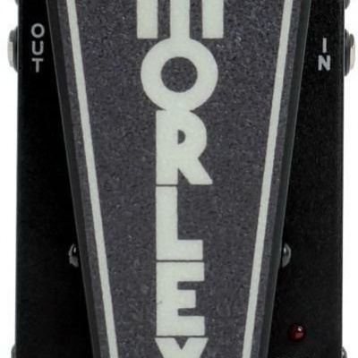 Pedal de efeito para guitarra Morley preto com texto branco e luz LED vermelha