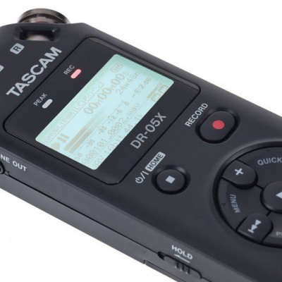 Gravador digital portátil Tascam DR-05X preto com visor e botões de controlo