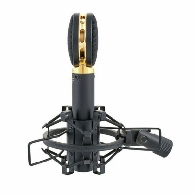 Microfone condensador preto e dourado com suporte anti-choque