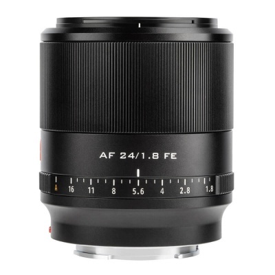 Objetiva de câmara preta com inscrições AF 24/1.8 FE