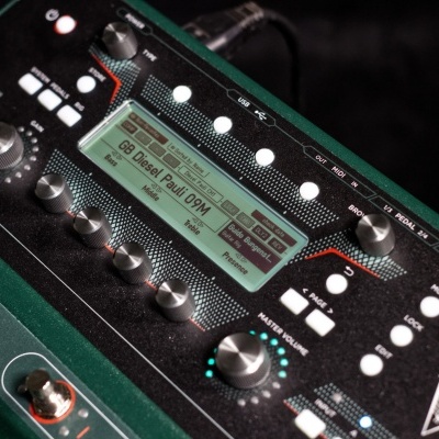 Aparelho eletrônico com botões e visor digital retroiluminado