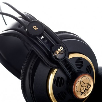 Auscultadores AKG K240 Studio pretos com detalhes dourados e almofadas acolchoadas