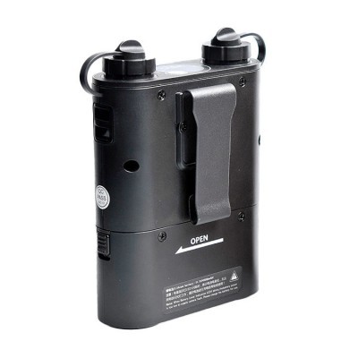 Dispositivo eletrónico preto com clip para transporte e botões na parte superior