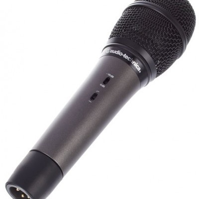 Microfone Audio-Technica metálico cinza escuro com grelha preta e conetor XLR