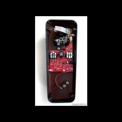 Controle remoto aberto com placa eletrónica vermelha e suporte de bateria