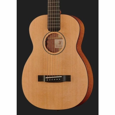 Guitarra acústica em madeira clara e castanha com sete cordas