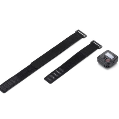 Duas correias pretas em velcro e uma pequena câmara preta com botão vermelho e ecrã LCD