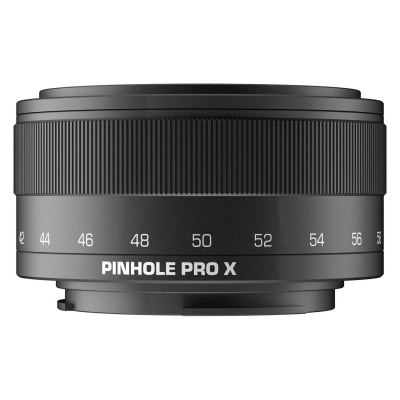 Objetiva fotográfica preta com anel texturizado e marcações numeradas