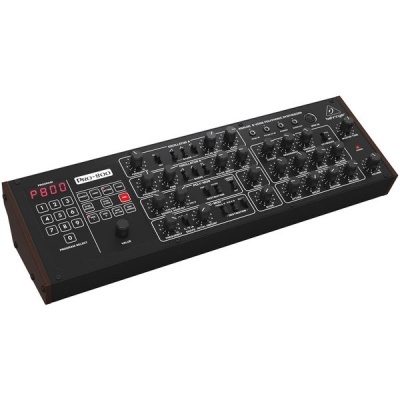 Sintetizador analógico Behringer Model D preto com botões e display digital