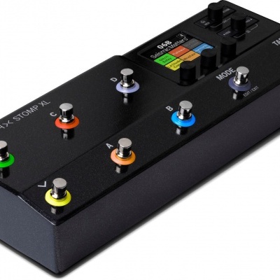 Pedal de efeitos Boss LT-1 Stomp XL para guitarra com pedais coloridos e mostrador LED