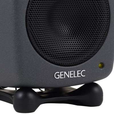 Coluna de som preta com grelha hexagonal e indicador luminoso amarelo da marca GENELEC.