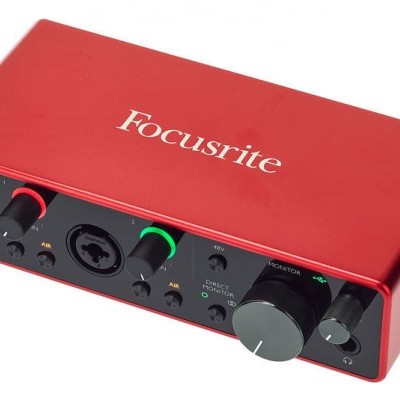 Interface de áudio Focusrite Scarlett 2i2 vermelha com botões e conectores na frente