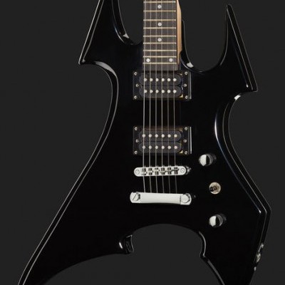 Guitarra elétrica preta com formas angulares